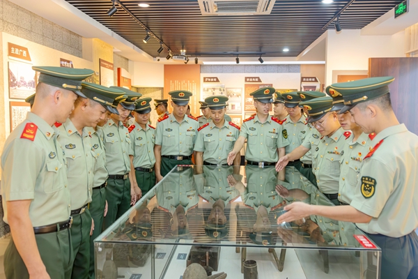 武警官兵在參觀革命文物。盧泳鋼攝