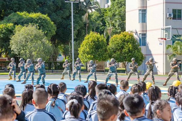 武警官兵進行軍事課演示。何其駿攝