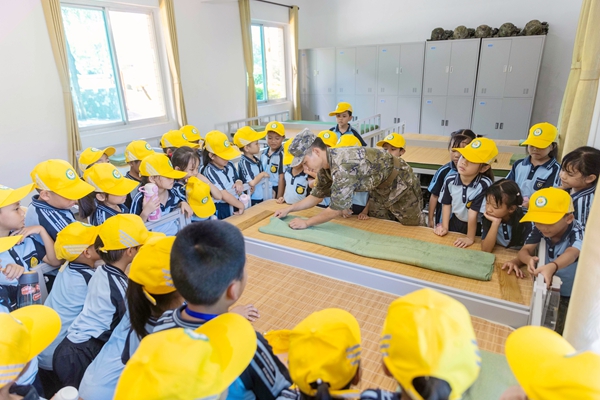 武警官兵教學視疊軍被。何其駿攝