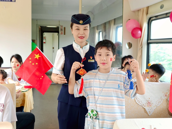 列車長與乘客合影。吳飛攝
