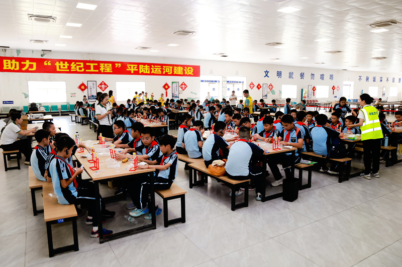 動手實驗，了解船閘升降水位、大船漂浮的相關知識。凌瓏芳攝