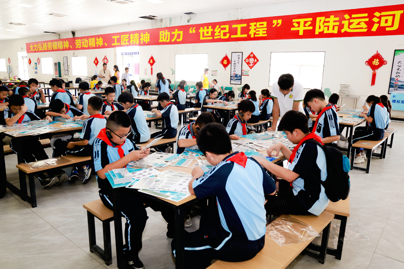 學生動手拼裝馬道樞紐船閘模型。凌瓏芳攝