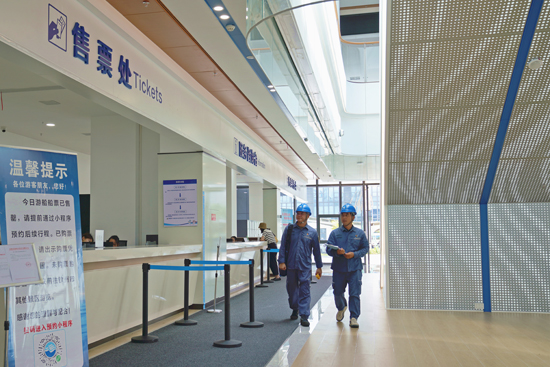 9月29日，南方電網廣西欽州供電局黨員服務隊對欽州水上服務區開展上門用電服務。翟晉升攝