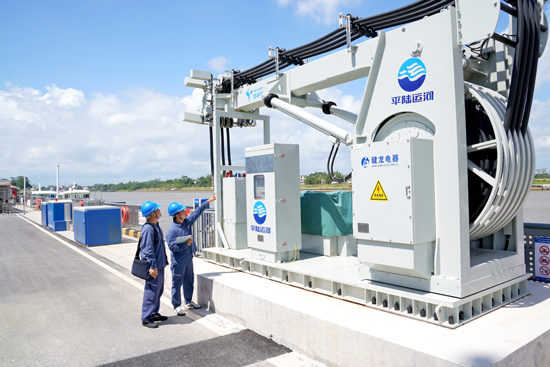 9月29日，南方電網廣西欽州供電局黨員服務隊對欽州水上服務區碼頭船舶充電設備進行安全巡視。翟晉升攝