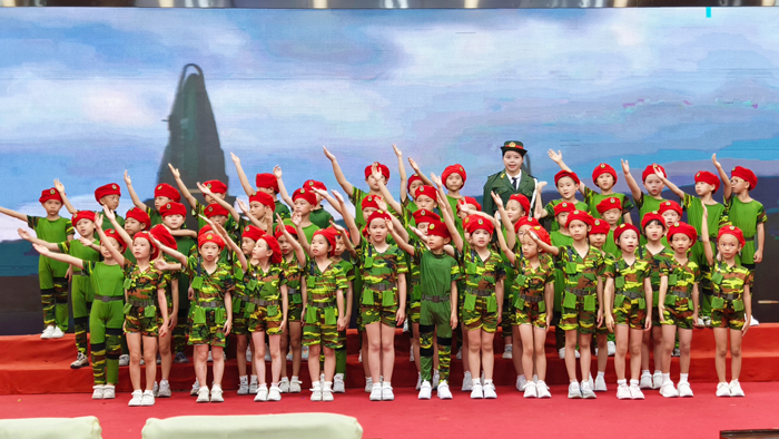 合唱《少年強軍夢》。覃玲莉攝