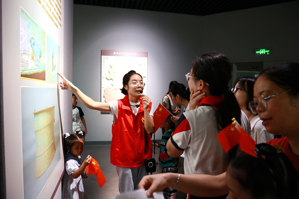 市民参观玉林市博物馆