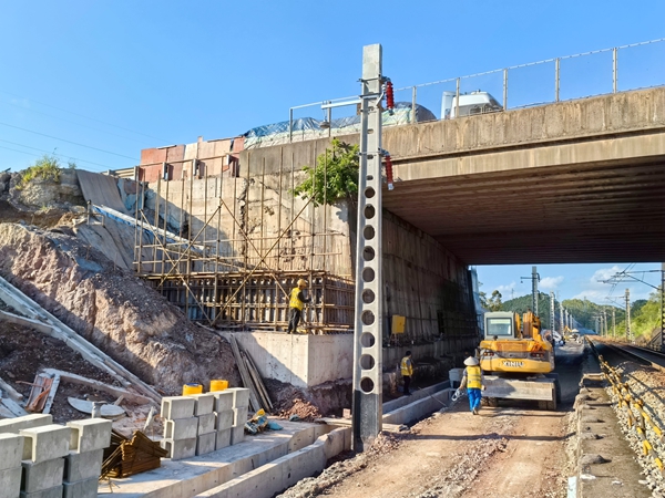 南防鐵路欽防段增建二線K126+370處正在施作立交橋墩幫寬加固。楊聰攝