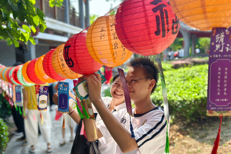 市民游客趣味猜燈謎。姚宗樺攝