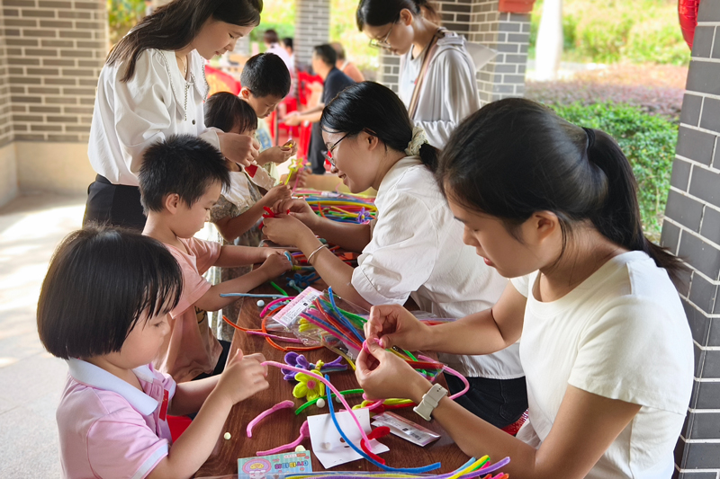 市民游客在玉林園做親子手工。姚宗樺攝