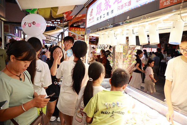 市民品嘗小吃