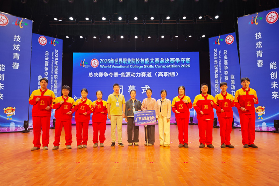 能源動力賽道雙金獎團隊合影。廣西水電職院供圖