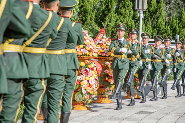 儀仗兵踏著正步走向花籃。