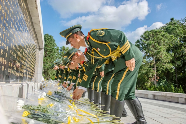 官兵們向英雄烈士獻花。