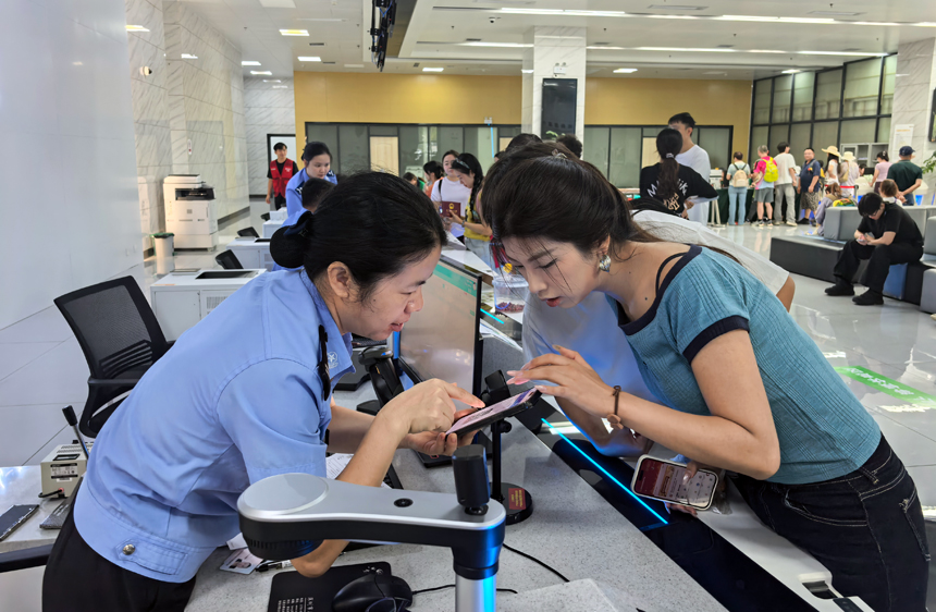 民警向群众讲解办理证件的流程。