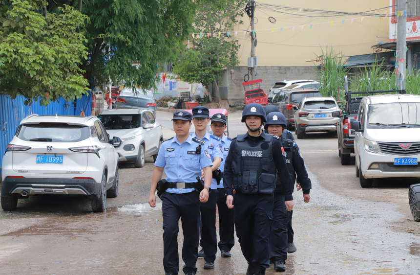 崇左市宁明县公安局民警在村寨巡逻。