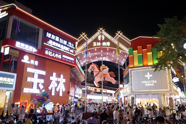 歡樂熱鬧的南港潮玩街