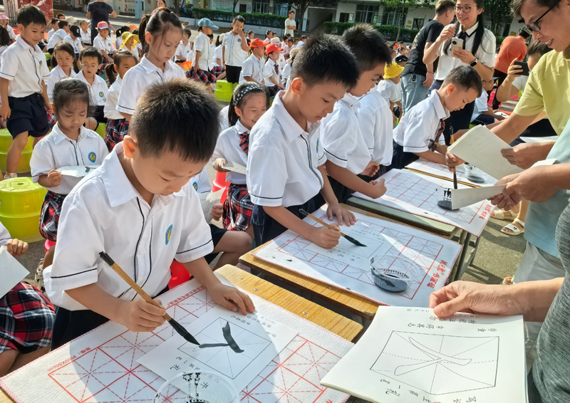 鹿寨：开笔启智礼润童心 传统礼仪点亮求学第一课