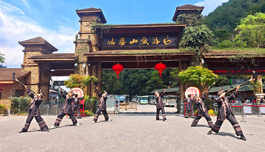 平桂区：国庆首日姑婆山迎客热 国风古韵点燃假日文旅