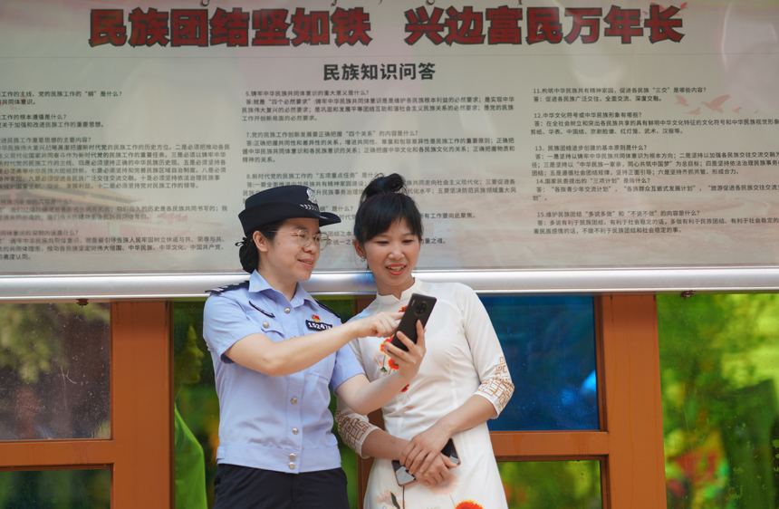 民警向外籍游客宣讲出入境法律法规。