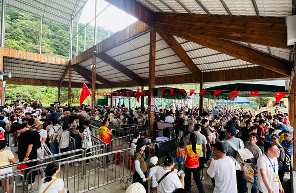 北帝山旅游区排队等待乘坐缆车的游客。