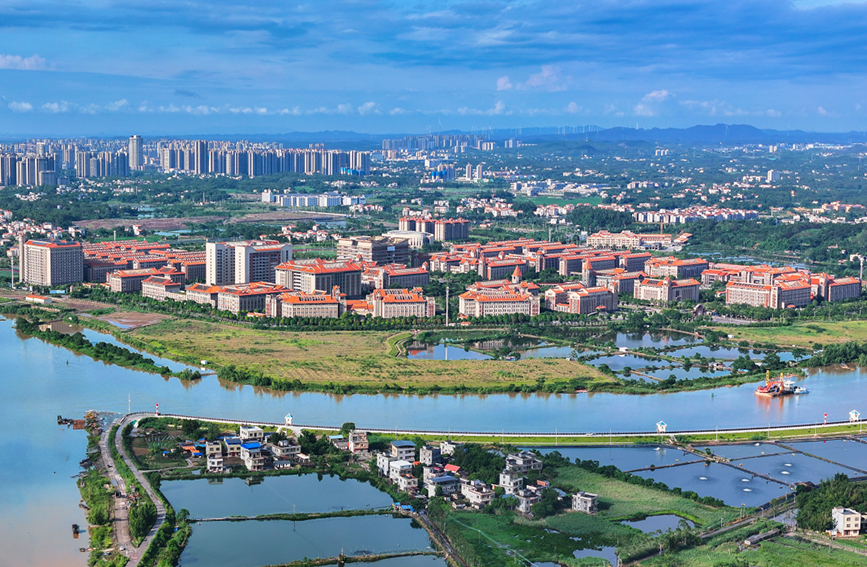 位于平陆运河旁边的北部湾大学。北部湾大学供图