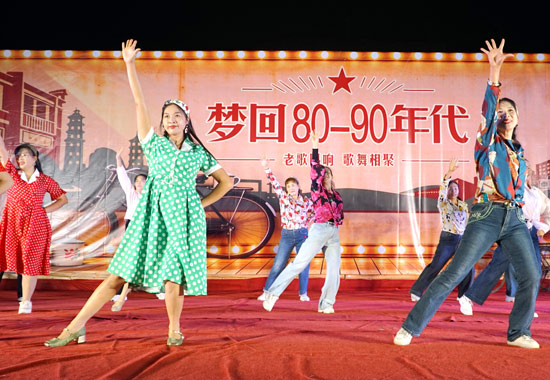 時代表演。