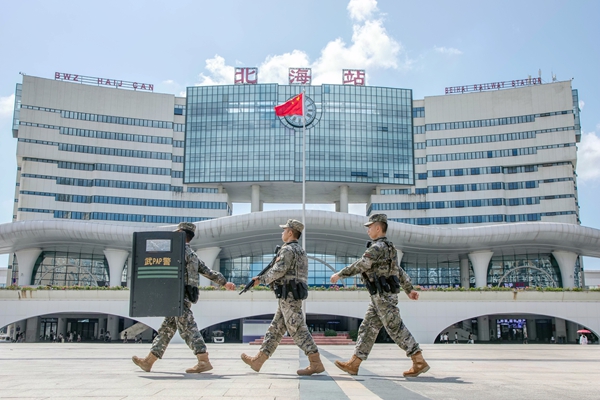 官兵在高铁站徒步巡逻。