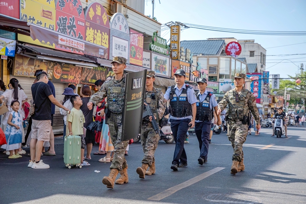 官兵与公安干警在景区联勤巡逻。