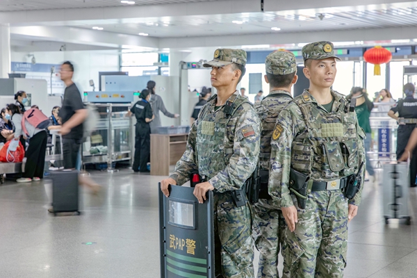 官兵在高铁站定点警戒。