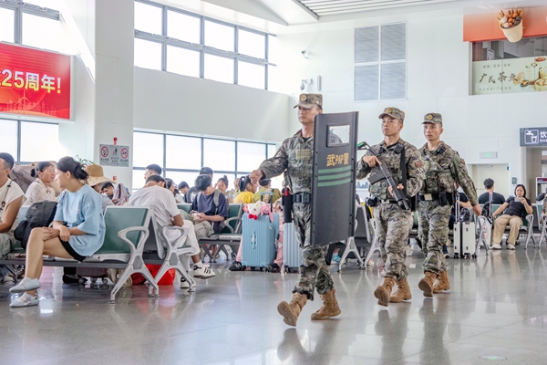 官兵在高铁站徒步巡逻。