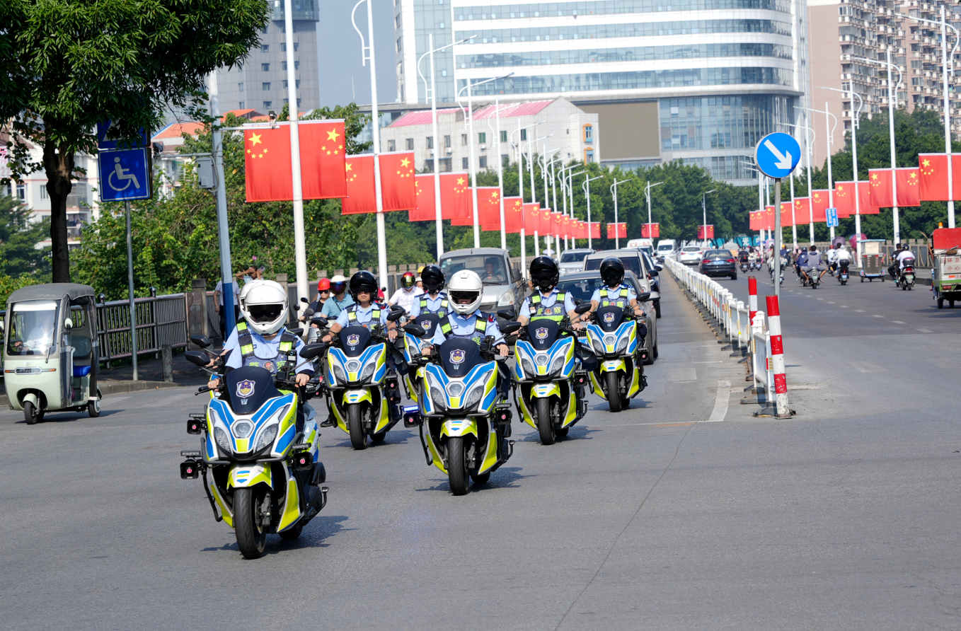 国庆期间，百色市公安局右江分局巡警大队组织骑警队，对城区主要街道开展治安巡防。韦浩摄