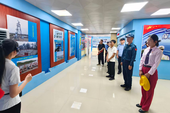 党员们在三娘湾海防教育基地参观学习。吕剑军摄