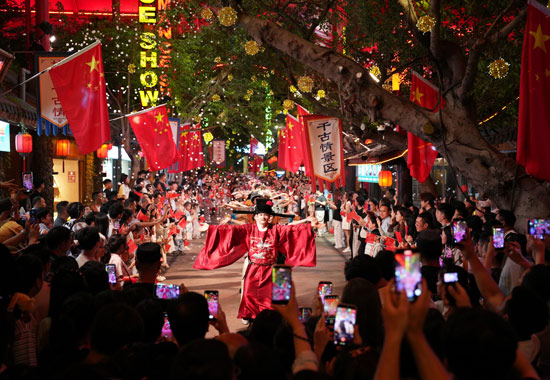 桂林千古情景区国庆节氛围浓厚，人山人海。
