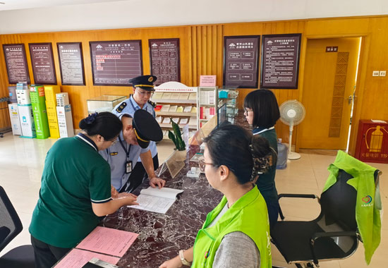 在游客服务中心消费维权服务站，市场监管部门执法人员仔细核查消费维权制度上墙、投诉处置台账登记等情况。何正君摄