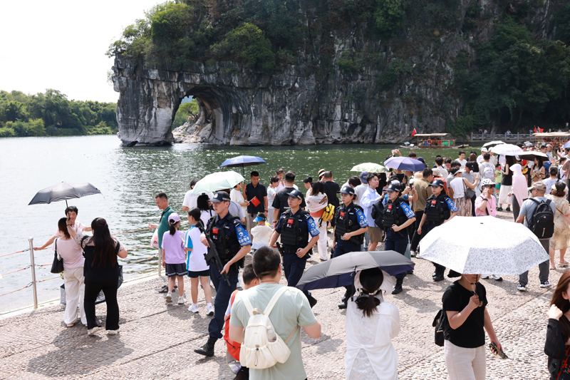 国庆假期，象山公安旅游警察在象山景区巡逻执勤，护往来游客平安。