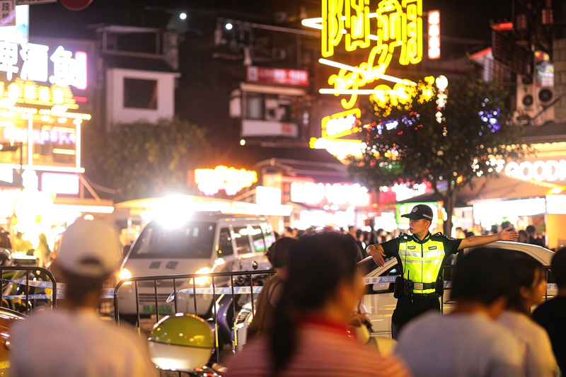 国庆假期，阳朔交警在阳朔西街疏导人流车流，保障道路畅通。