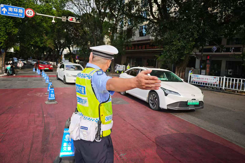 象山景区周边的南环路实施单向交通组织，交警疏导指挥过往车辆有序通行。