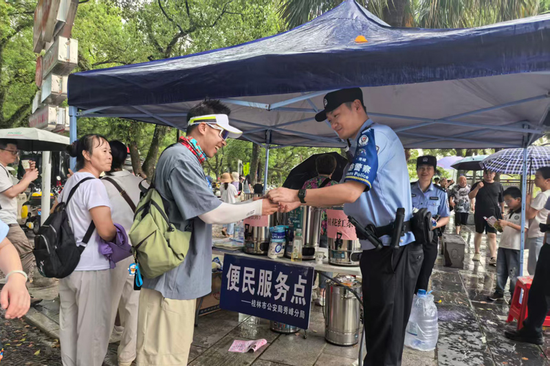 针对游客聚集区域，秀峰公安分局设置便民服务点，执勤人员为群众免费送上解渴茶水。