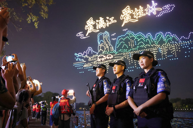 10月1日晚上，桂林公安旅游警察在无人机灯光秀现场执勤，守护群众安全观赏光影盛宴。
