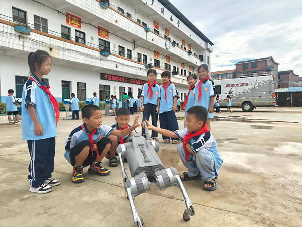 科普大篷車開進橫州市，為受災學校師生帶去“風雨礪行，向陽而生”災后“開學第一課”。陳泳宏攝