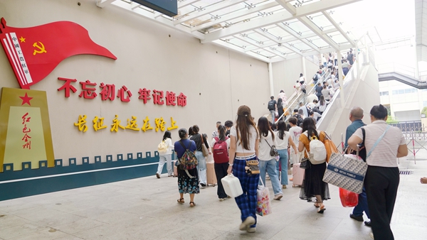旅客在全州南站乘車。盧穗萍攝