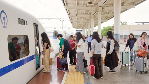 圖為全州南站重聯動車組列車以滿足旅客出行需求。盧穗萍攝