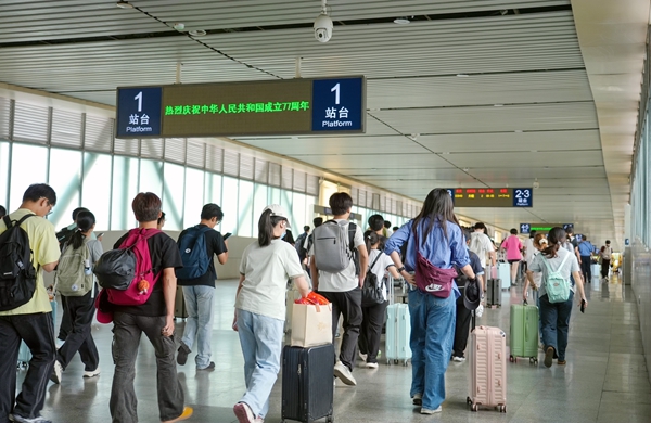 旅客有序乘車出行。鄭長賢攝