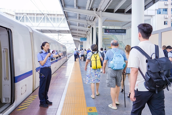 桂林站工作人員引導旅客有序出站。鄭長賢攝