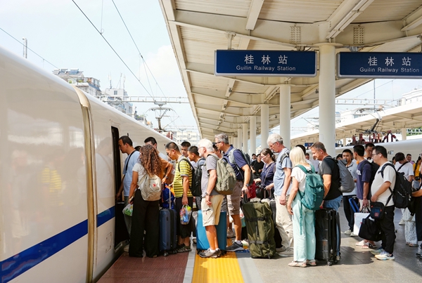 旅客在桂林站有序乘車出行。鄭長賢攝