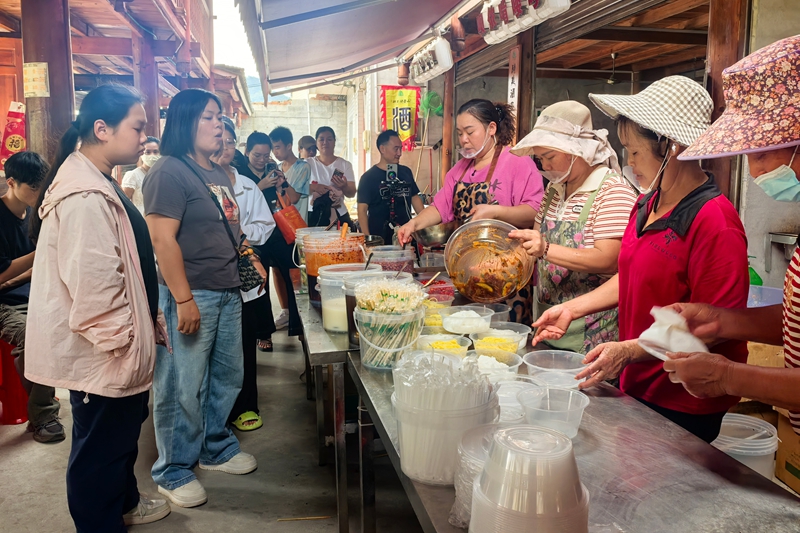 游客選購美食。蘭德波攝