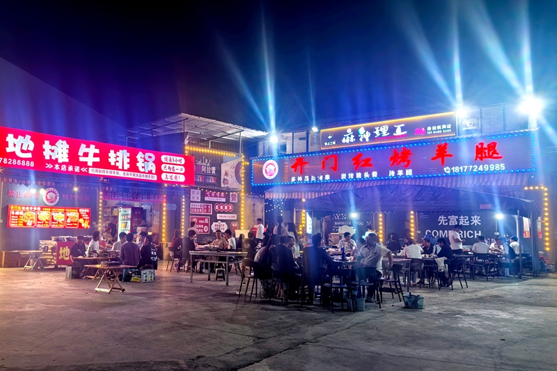游客在品嘗美食。蘭德波攝