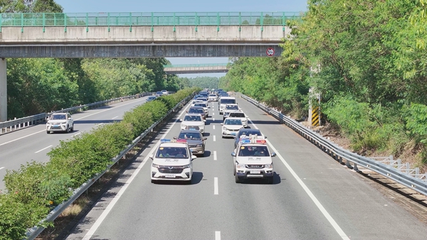 警车压速带道。