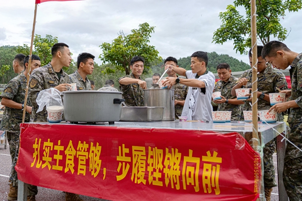 圖2為武警官兵在美食節主食區有序領取餐食。梁景潤攝