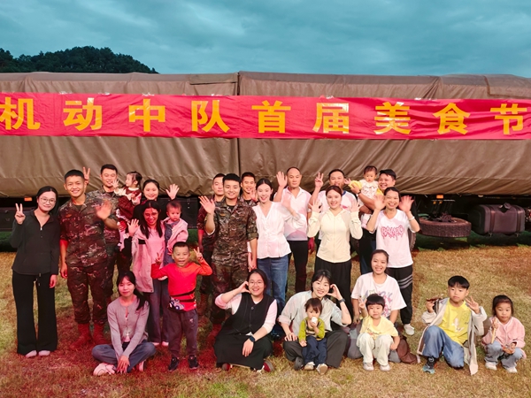 官兵與來隊家屬合影留念，定格溫馨瞬間。程博正攝